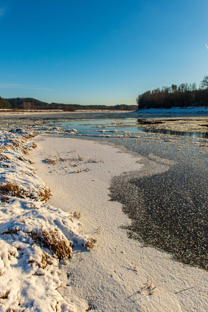 冰冻的河水在冬天被冰覆盖着