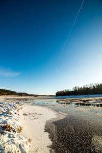 冰冻的河水在冬天被冰覆盖着