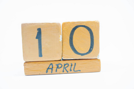 四月十日。 月10日手工木历隔离在白色背景上。 一年中的春月