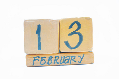 二月十三日。 月13日手工木历孤立在白色背景上。 冬季月日的概念