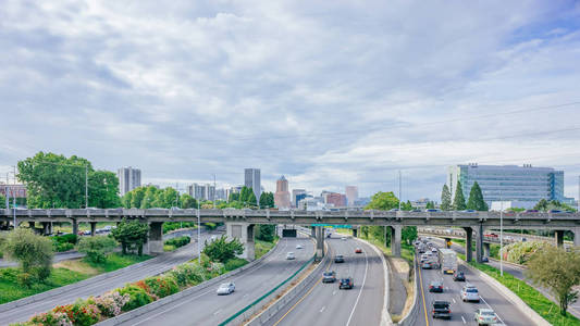 通往美国波特兰市中心天际线的高速公路景观