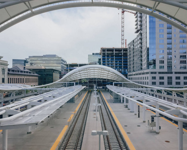 美国丹佛市中心联合车站列车轨道和站台的视图