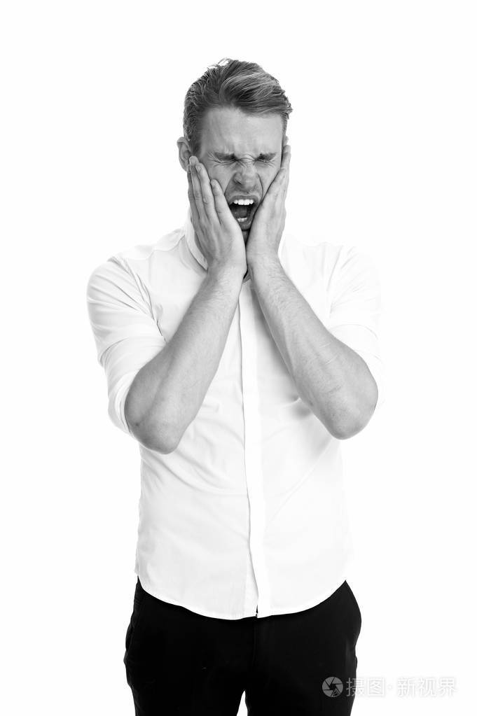 人疲倦的压力打呵欠保持眼睛闭合.张开嘴巴的家伙捂住嘴巴.