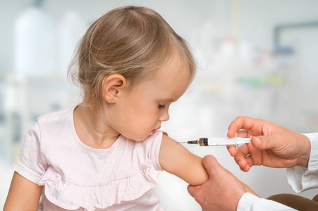 儿科医生正在给婴儿注射疫苗的概念