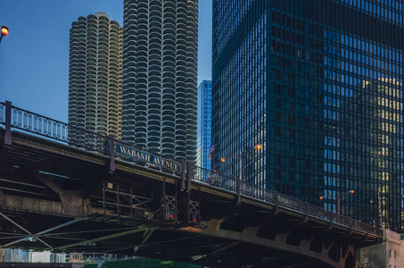 美国芝加哥市中心瓦巴什大道桥和现代建筑景观