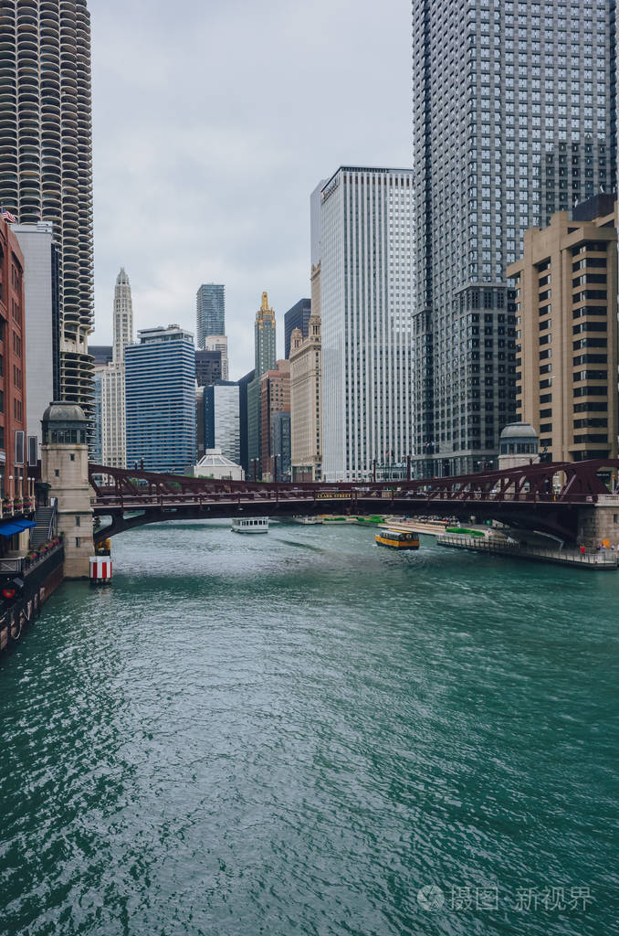 美国芝加哥市中心芝加哥河上空的建筑物和摩天大楼景观