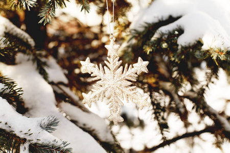 雪杉枝上有雪花的令人惊叹的圣诞树