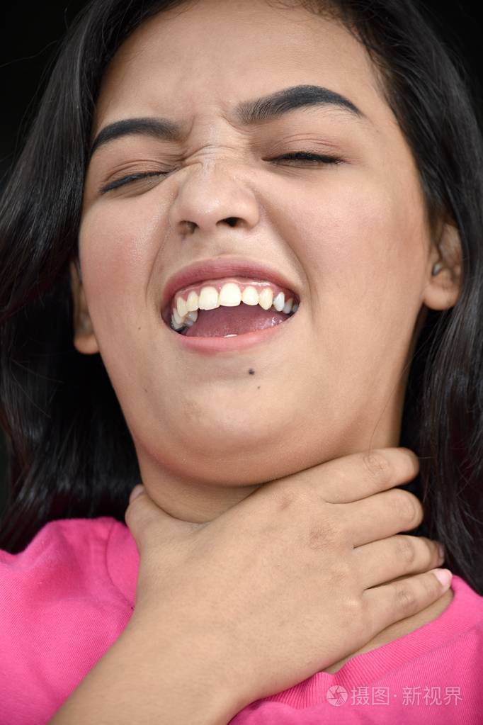 吸引人的多样化女性窒息