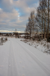 白雪覆盖的冬季道路，轮胎痕迹