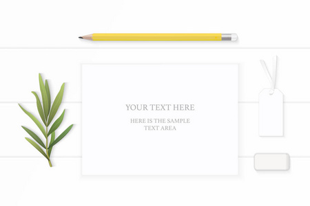 平躺顶部，优雅的白色构图纸，黄色铅笔橡皮擦标签和龙龙叶在木制背景上。