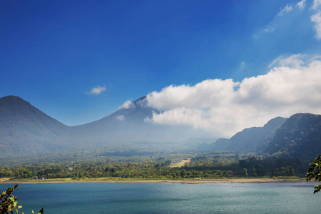 中美洲危地马拉高地美丽的阿蒂特兰湖和火山