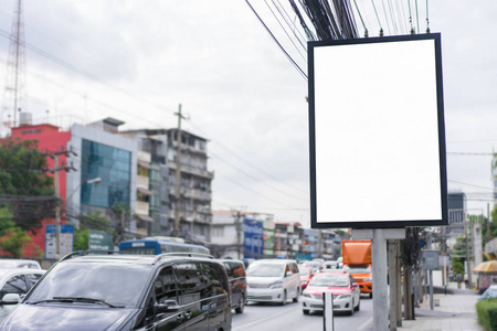 广告牌空白的道路与城市景观背景广告。