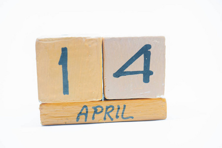 四月十四日。 月14日手工木历隔离在白色背景上。 一年中的春月