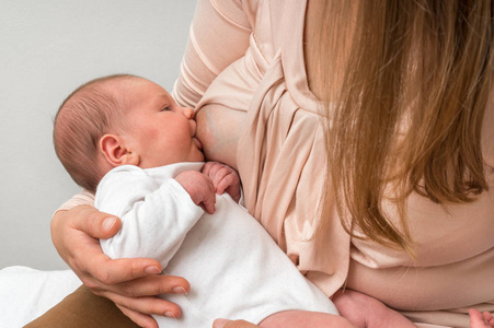 幸福的母亲正在哺乳她刚出生的婴儿