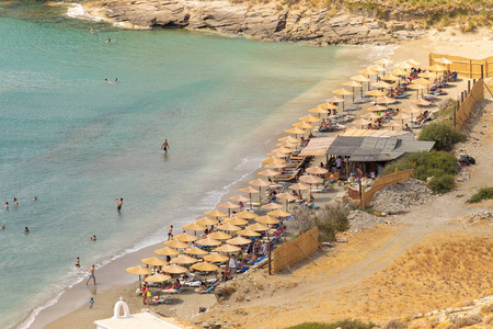 希腊安德罗斯岛的白垩洛尼翁海滩。