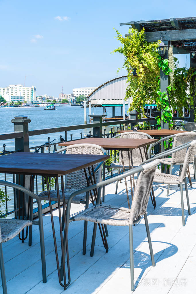 餐厅和咖啡厅的空室外庭院桌椅