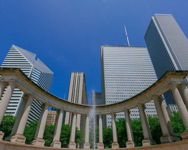 美国芝加哥市中心千年纪念碑和摩天大楼景观