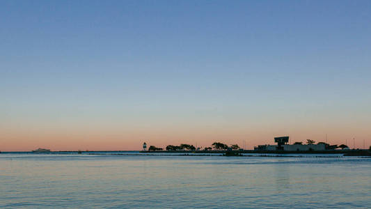 美国芝加哥市中心日落时密歇根湖的景色