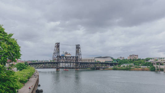 美国波特兰市中心威拉米特河上钢桥景观