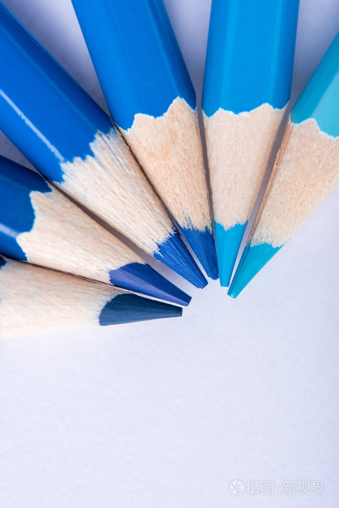 白色背景上几支蓝色削尖铅笔的宏观照片照片-正版商用图片16k7fz-摄图