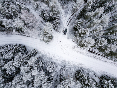 冬季森林地区用雪树的鸟瞰图
