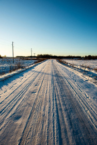 白雪覆盖的冬季道路，轮胎痕迹