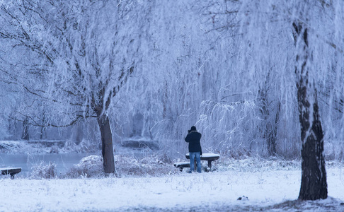 雪地里的人。 蓝色色调的照片