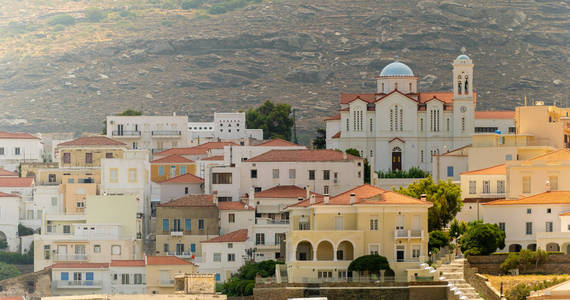 希腊Andros岛Andros镇的当地教堂。