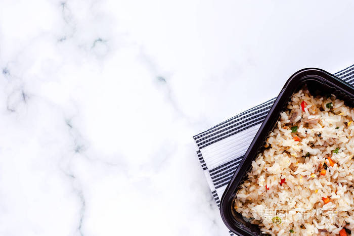 美味的炒饭在午餐盒与nappery在大理石背景,准备吃和食品概念