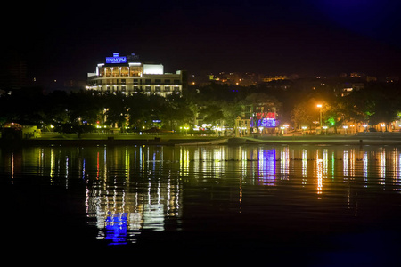 在黄昏时分，建筑物的灯光反射在gelendzhik海湾