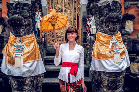 欧洲年轻女子在巴厘岛传统寺庙。巴厘岛