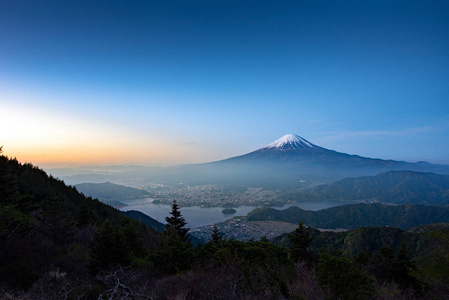 清早在藤井湖畔的富士山