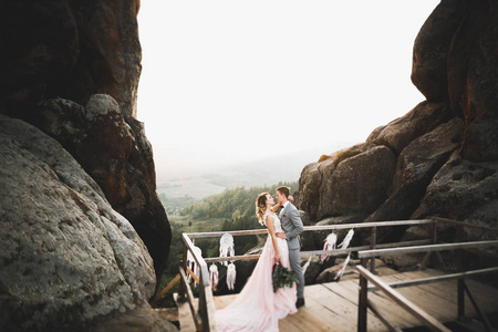 漂亮华丽的新娘讹称为新郎和乐趣，在深山的风景，文本，空间的奢华婚礼婚礼夫妇