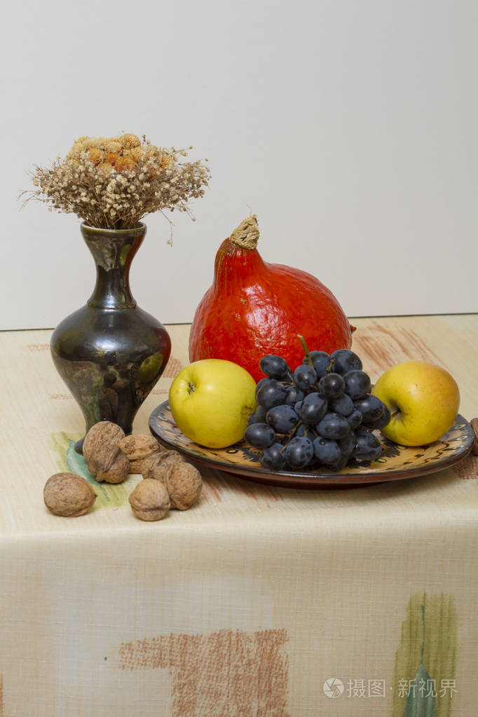 餐桌上老式餐盘上新鲜水果的静止生命