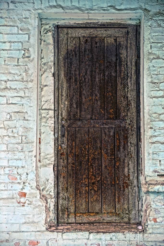砖墙背景中的旧门照片-正版商用图片16ke7q-摄图新视界