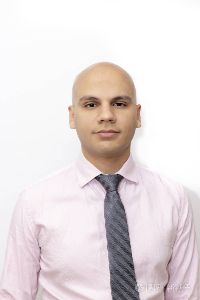 带衬衫和领带的秃头男人