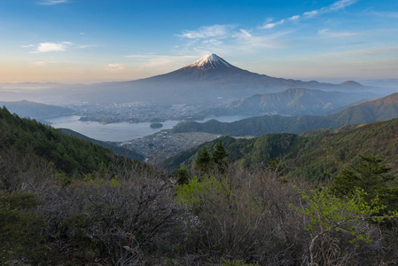 富士山清晨在卡瓦古奇科湖上