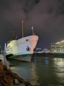 土耳其伊斯坦布尔海滨码头夜间渡轮