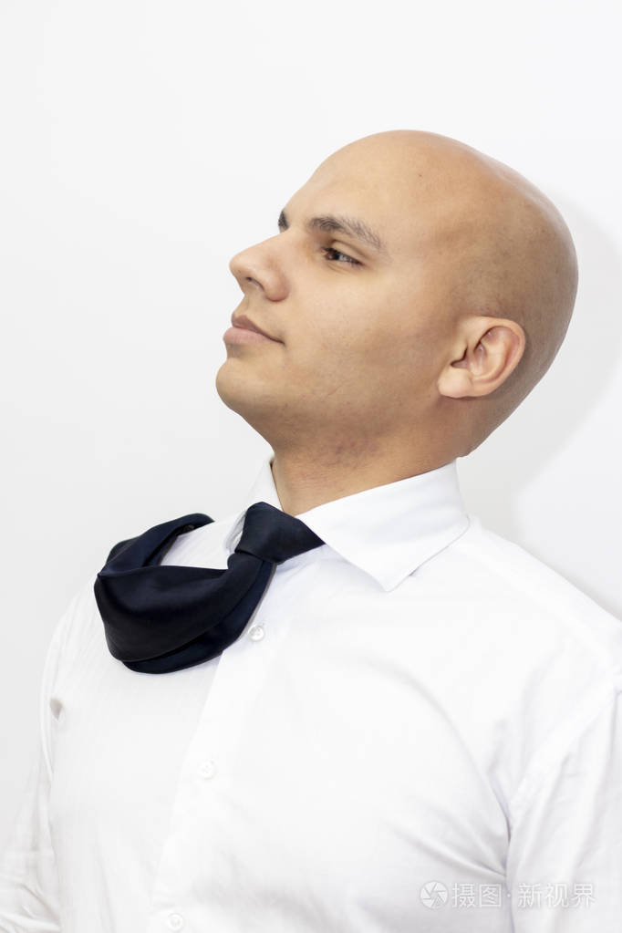 穿衬衫打领带的秃头男人很惊讶