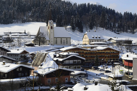 奥地利Fieberbrunn村，Tirol有教堂和建筑物