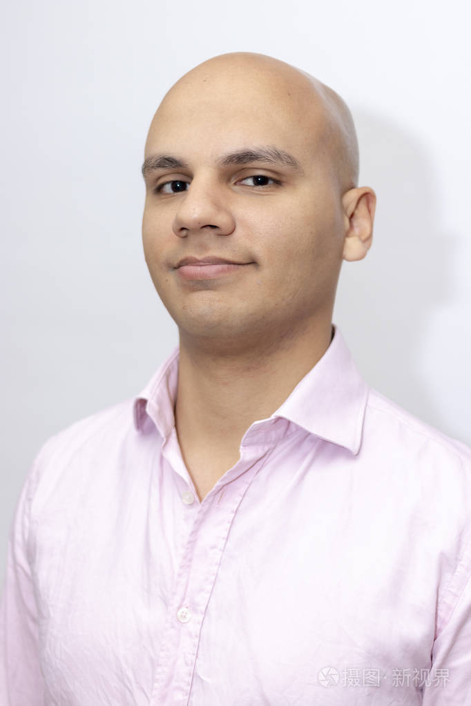 带衬衫和领带的秃头男人