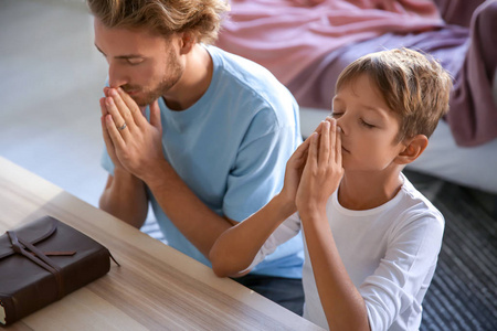 父亲和儿子在家祈祷