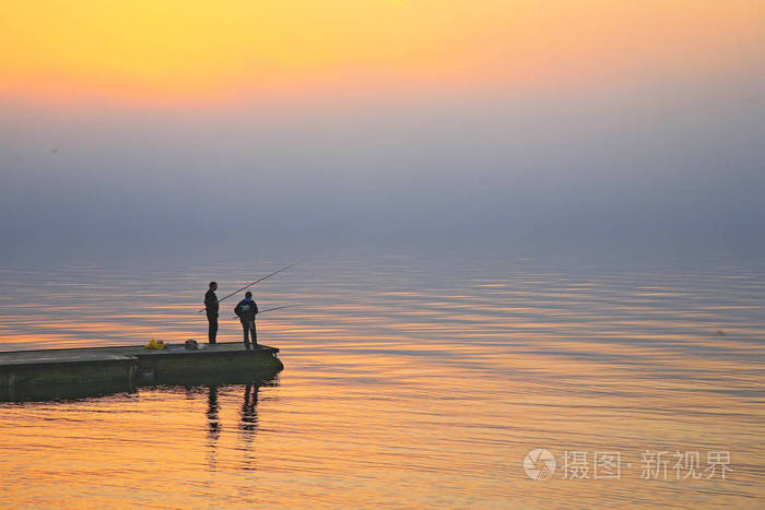 格林日克湾日落渔民全景。