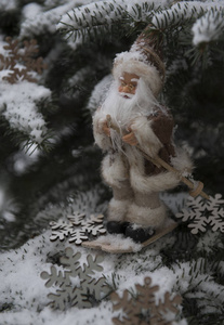圣诞快乐卡片模板，雪中有冷杉树枝，玩具装饰品