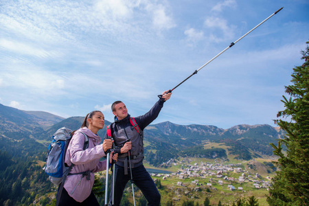 对夫妇的徒步旅行者上这座山峰显示方式与登山杆