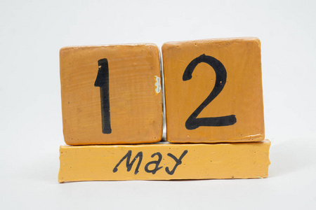 五月十二日。 月12日手工木历孤立在白色背景上。 春季月日的一年概念。