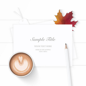 平躺，俯视优雅的白色构图纸，秋天的枫叶标签，咖啡和铅笔在木制背景上。