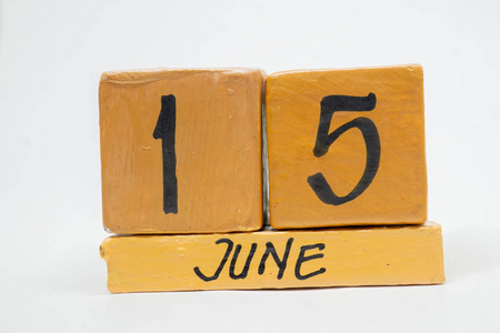 六月十五日。 月15日手工木历隔离在白色背景上。 夏季月日的一年概念。