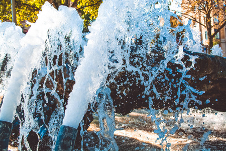 德国什图特加德老城夏季喷泉发出的强水流