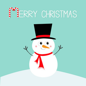 圣诞快乐。 雪人站在雪堆上。 胡萝卜鼻子黑帽子。 新年快乐。 可爱的卡通有趣的卡瓦伊人物。 贺卡。 蓝色的冬天背景。 平面设计。